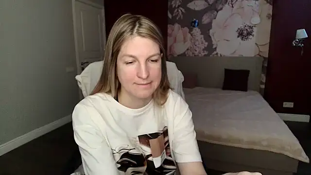 Snapshot of EmilyWalkeri chatting on 05.06.26 EmilyWalkeri online show from 05.06.26