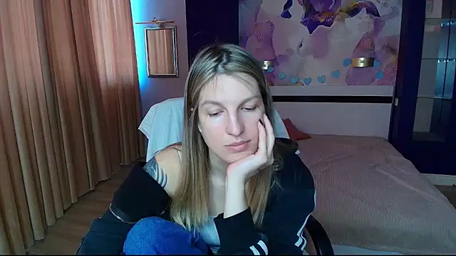 Snapshot of EmilyWalkeri chatting on 05.11.26 EmilyWalkeri online show from 05.11.26