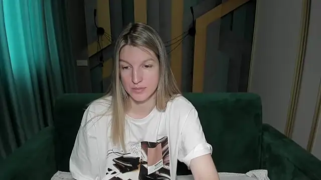 Snapshot of EmilyWalkeri chatting on 05.13.26 EmilyWalkeri online show from 05.13.26