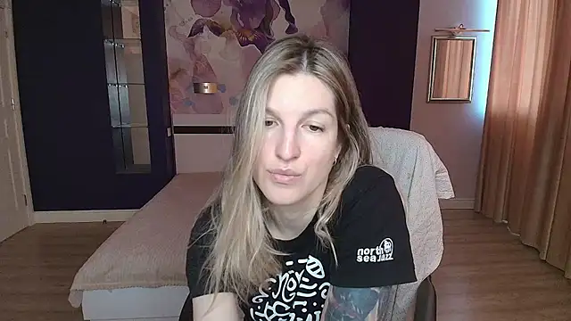 Snapshot of EmilyWalkeri chatting on 05.14.26 EmilyWalkeri online show from 05.14.26