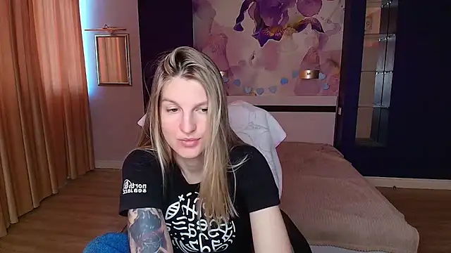 Snapshot of EmilyWalkeri chatting on 05.25.26 EmilyWalkeri online show from 05.25.26