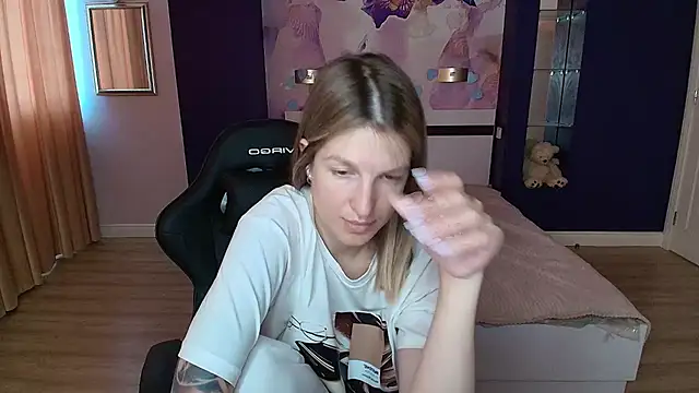 EmilyWalkeri online show from 07.08.26