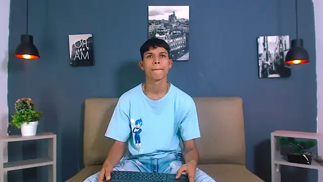 Snapshot of Levis_Montes chatting on 12.16.24 Levis Montes online show from 12.16.24