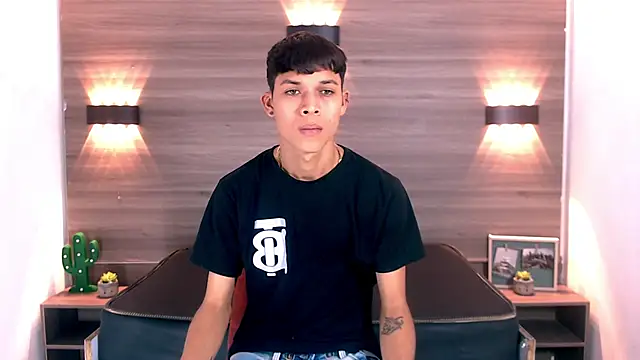 Snapshot of Levis_Montes chatting on 12.19.24 Levis Montes online show from 12.19.24