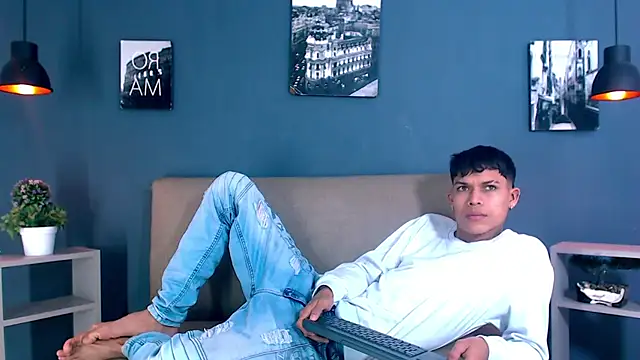 Snapshot of Levis_Montes chatting on 12.24.24 Levis Montes online show from 12.24.24