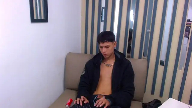 Snapshot of Levis_Montes chatting on 12.27.24 Levis Montes online show from 12.27.24