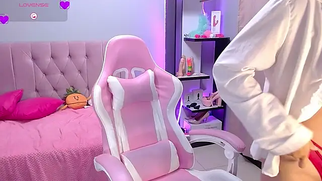 Snapshot of LoaLuxury chatting on 02.21.25 LoaLuxury online show from 02.21.25