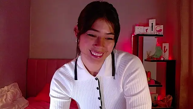 Snapshot of LoaLuxury chatting on 03.14.25 LoaLuxury online show from 03.14.25