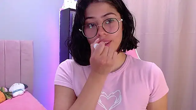 Snapshot of LoaLuxury chatting on 03.17.25 LoaLuxury online show from 03.17.25