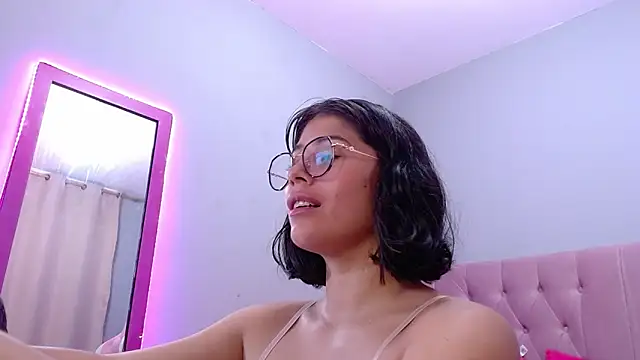 Snapshot of LoaLuxury chatting on 03.19.25 LoaLuxury online show from 03.19.25