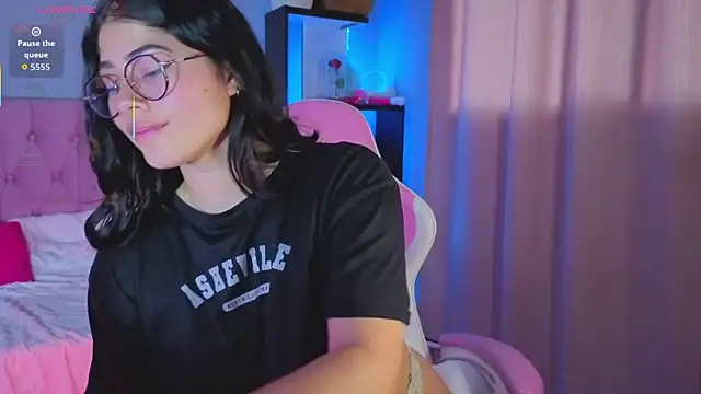 Snapshot of LoaLuxury chatting on 10.02.25 LoaLuxury online show from 10.02.25