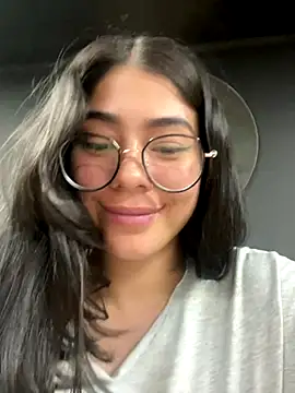 Snapshot of LoaLuxury chatting on 10.11.25 LoaLuxury online show from 10.11.25