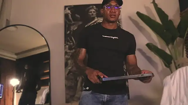 Snapshot of Logan_Varela chatting on 02.12.25 Logan Varela online show from 02.12.25