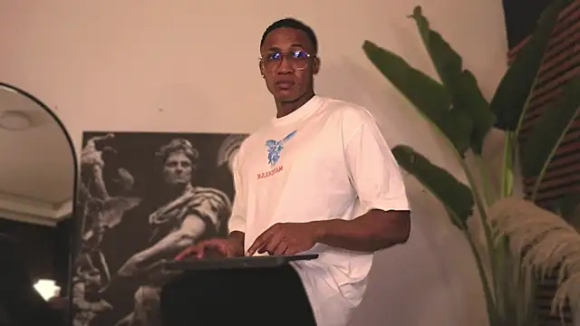 Snapshot of Logan_Varela chatting on 02.16.25 Logan Varela online show from 02.16.25