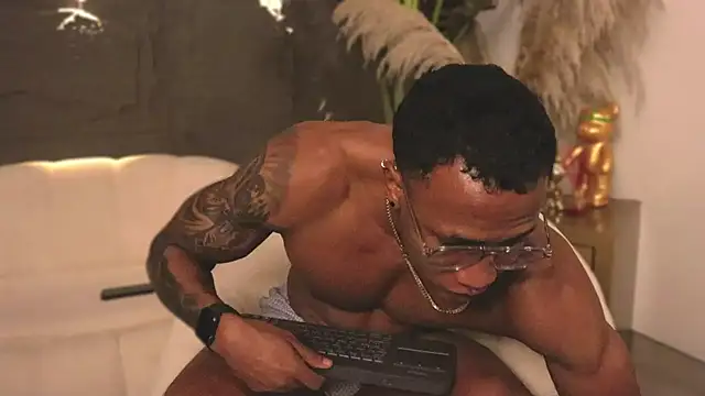 Snapshot of Logan_Varela chatting on 02.20.25 Logan Varela online show from 02.20.25