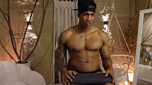 Snapshot of Logan_Varela chatting on 09.11.25 Logan Varela online show from 09.11.25