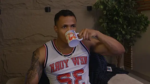 Snapshot of Logan_Varela chatting on 10.03.25 Logan Varela online show from 10.03.25