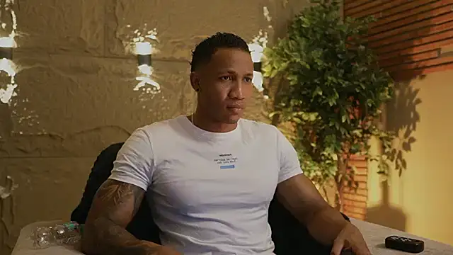 Snapshot of Logan_Varela chatting on 11.16.25 Logan Varela online show from 11.16.25