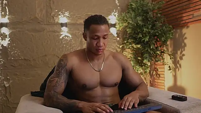 Snapshot of Logan_Varela chatting on 11.18.25 Logan Varela online show from 11.18.25