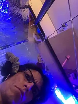 gurlnips online show from 09.10.25