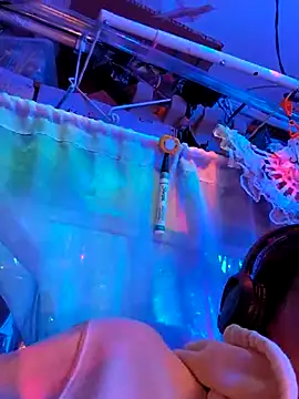 gurlnips online show from 10.11.25