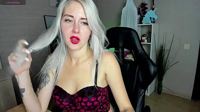 Snapshot of Mermaid_N chatting on 11.08.25 Mermaid N online show from 11.08.25