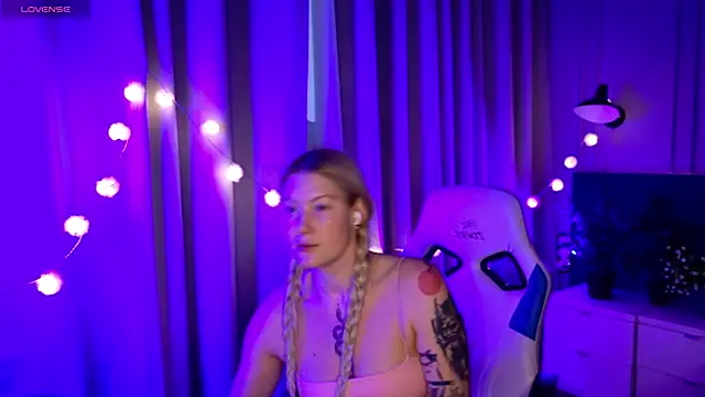 Snapshot of Liv_Fay chatting on 02.13.25 Liv Fay online show from 02.13.25