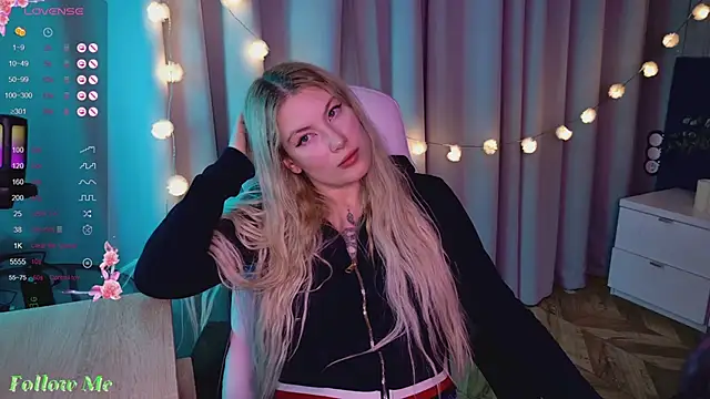 Snapshot of Liv_Fay chatting on 02.27.25 Liv Fay online show from 02.27.25