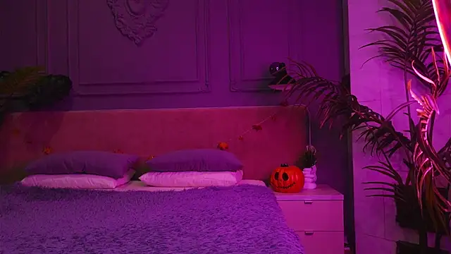 Snapshot of Liv_Fay chatting on 11.04.25 Liv Fay online show from 11.04.25