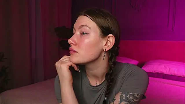 Snapshot of Liv_Fay chatting on 11.29.25 Liv Fay online show from 11.29.25