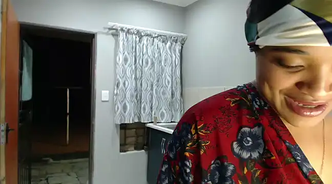 Snapshot of CREAMYCUPCAKExxx chatting on 12.16.24 CREAMYCUPCAKExxx online show from 12.16.24