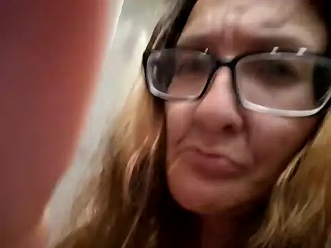 Snapshot of ILUV2TUCHMYKITTY chatting on 09.15.25 ILUV2TUCHMYKITTY online show from 09.15.25