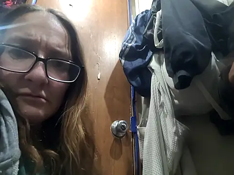 Snapshot of ILUV2TUCHMYKITTY chatting on 10.31.25 ILUV2TUCHMYKITTY online show from 10.31.25