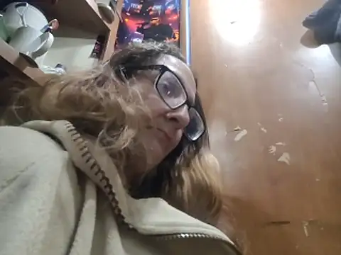 Snapshot of ILUV2TUCHMYKITTY chatting on 11.17.25 ILUV2TUCHMYKITTY online show from 11.17.25