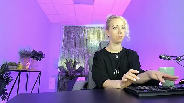 LylithSkye online show from 09.10.25