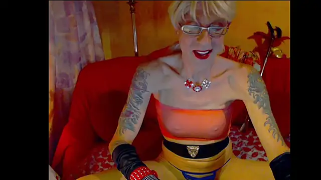 Snapshot of cuxladyboy chatting on 12.27.24 cuxladyboy online show from 12.27.24