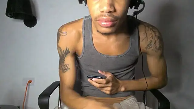 Snapshot of Skinnyblackman chatting on 06.25.26 Skinnyblackman online show from 06.25.26