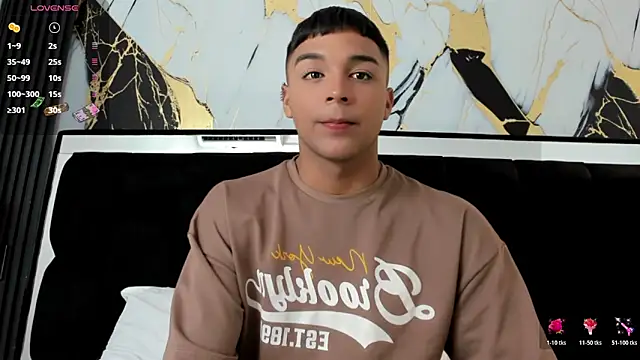 Snapshot of Seductivo_jr chatting on 10.22.25 Seductivo jr online show from 10.22.25