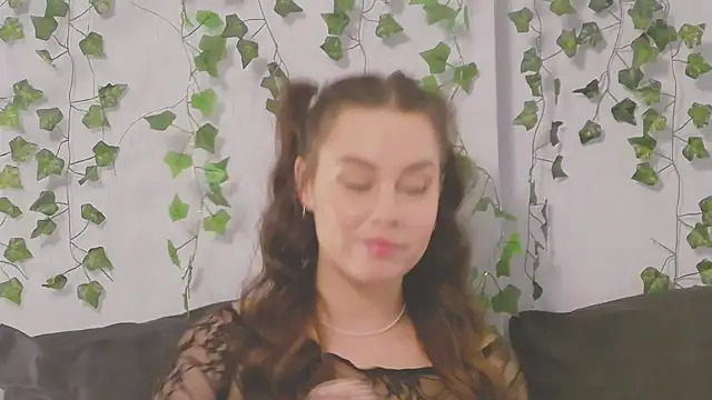 Snapshot of MiaNell chatting on 02.23.25 MiaNell online show from 02.23.25