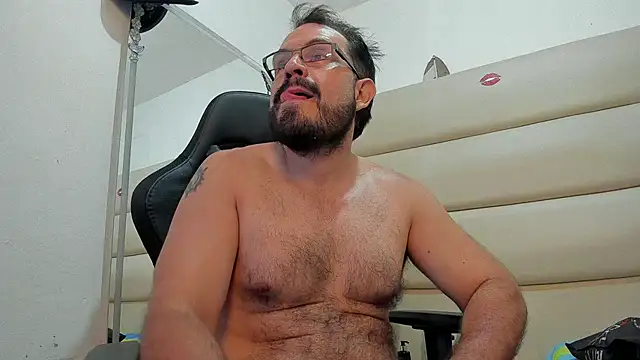 Snapshot of SbasTone_Muscle chatting on 11.13.25 SbasTone Muscle online show from 11.13.25