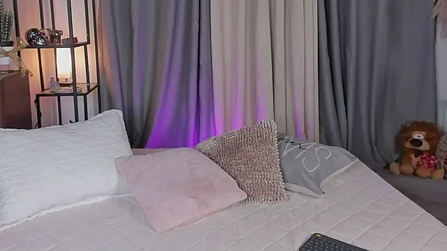 Snapshot of lynda_west chatting on 11.15.25 lynda west online show from 11.15.25