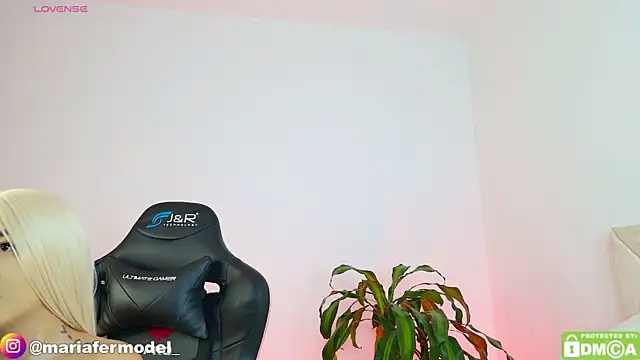 Snapshot of Mariafer05 chatting on 12.22.25 Mariafer05 online show from 12.22.25