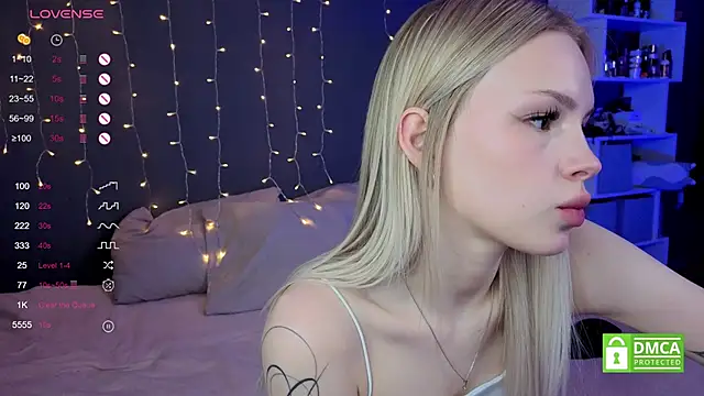 Snapshot of aneta_alisha chatting on 11.17.25 aneta alisha online show from 11.17.25