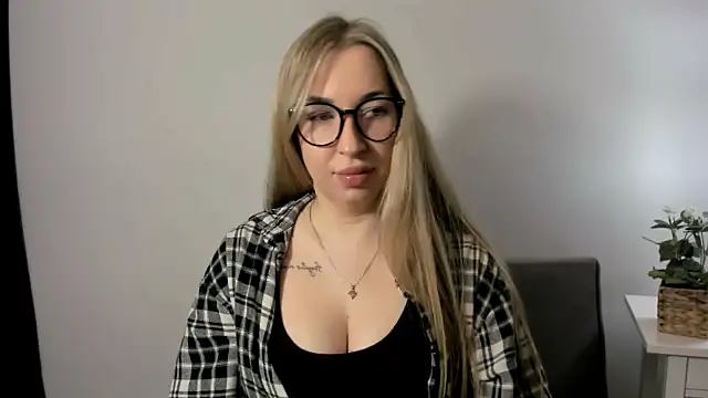 Snapshot of AriaDesire chatting on 03.15.26 AriaDesire online show from 03.15.26