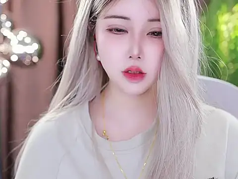 Qiaoqiao  online show from 02.20.25