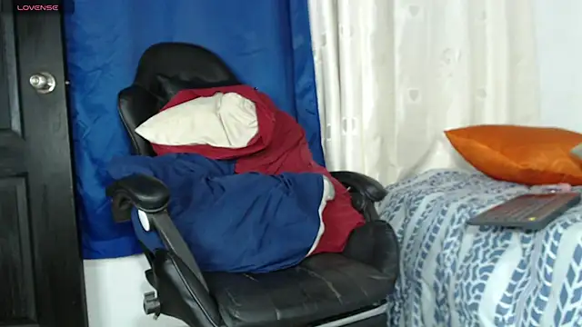 Snapshot of tizziano_castillo_ chatting on 03.13.25 tizziano castillo online show from 03.13.25