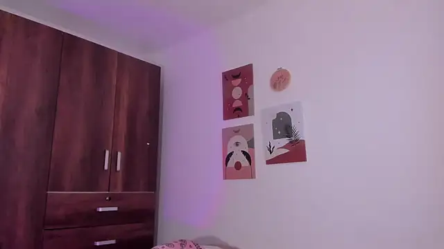 Snapshot of Luisa0110 chatting on 02.15.25 Luisa0110 online show from 02.15.25