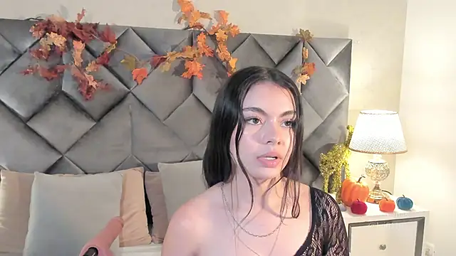 Snapshot of Luisa0110 chatting on 10.28.25 Luisa0110 online show from 10.28.25