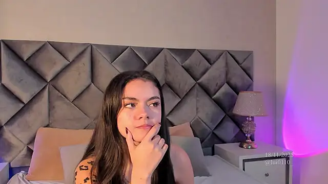 Snapshot of Luisa0110 chatting on 11.18.25 Luisa0110 online show from 11.18.25