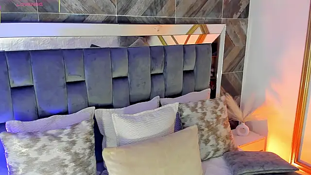 TaniaSmith1 online show from 12.15.25